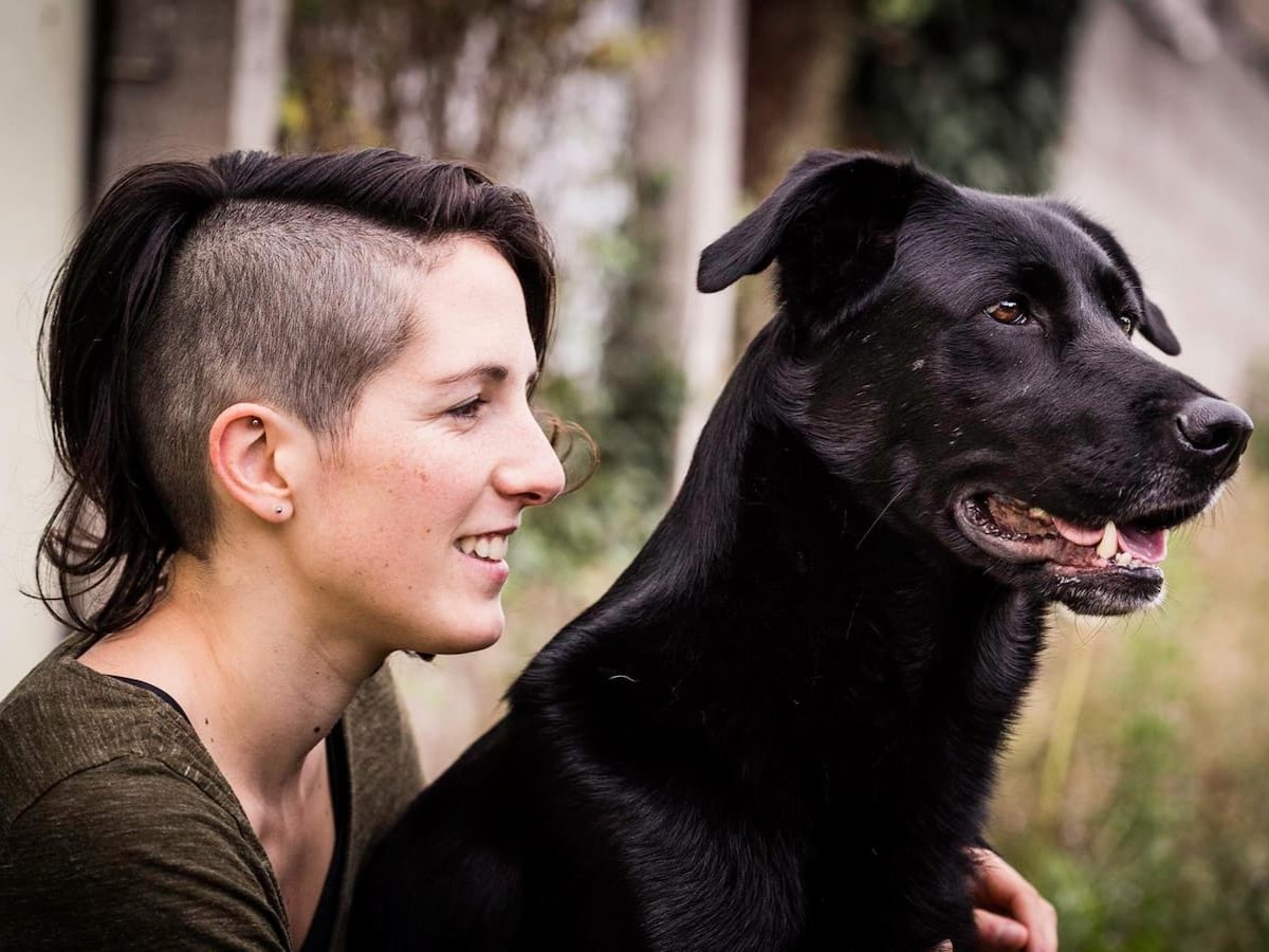 Céline et Vulcain, de profil. Céline a un grand sourire et Vulcain est joyeux et attentif