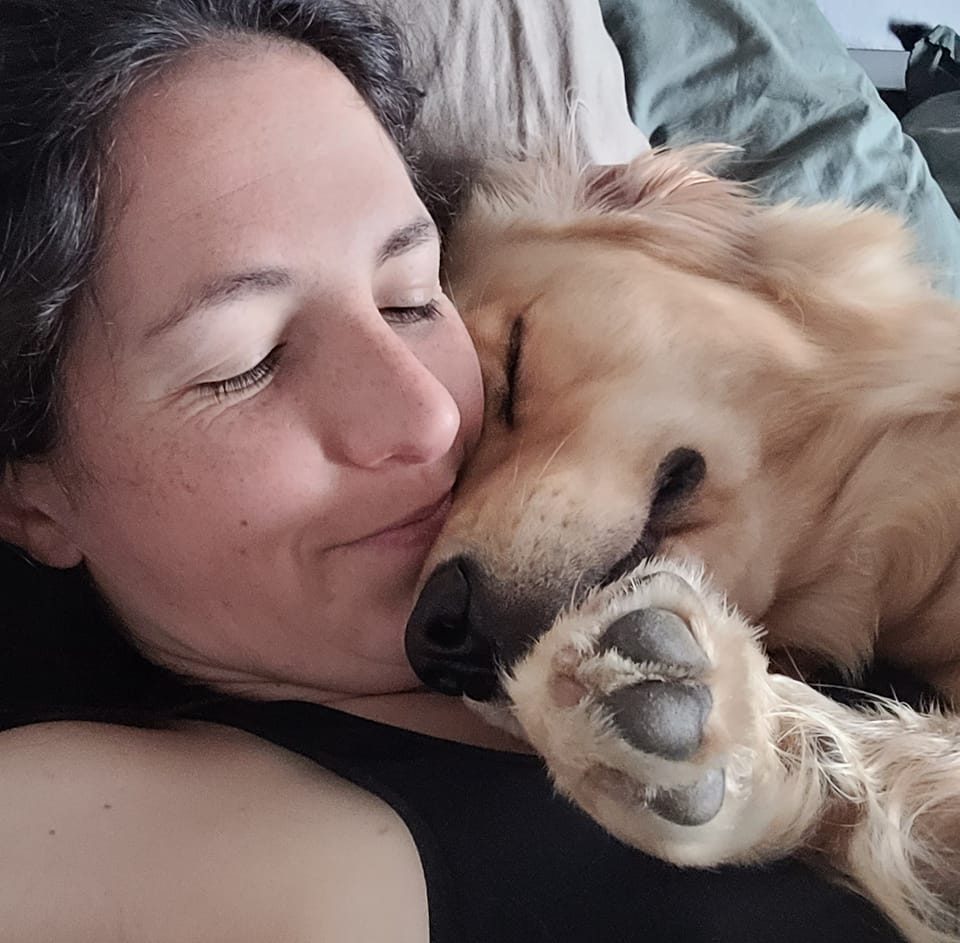 Céline, faisant un câlin avec Rune qui est blottie contre elle