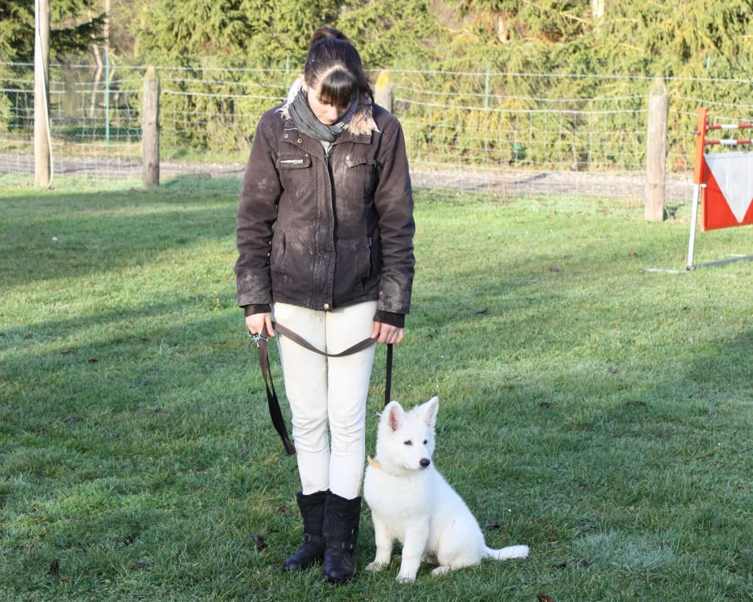 Céline au club canin avec Laska, assise à côté d'elle, alors âgée de deux mois